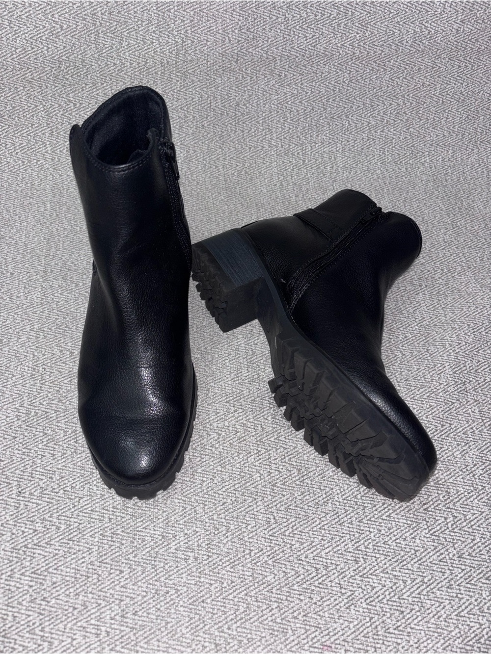 Baretraps black lug sole booties ankle boot vegan leather size 8 LIKE NEW